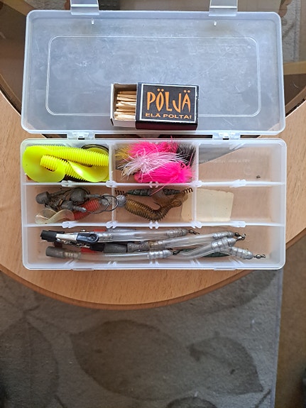 Kalastusrasia   ja tarvikkeita.