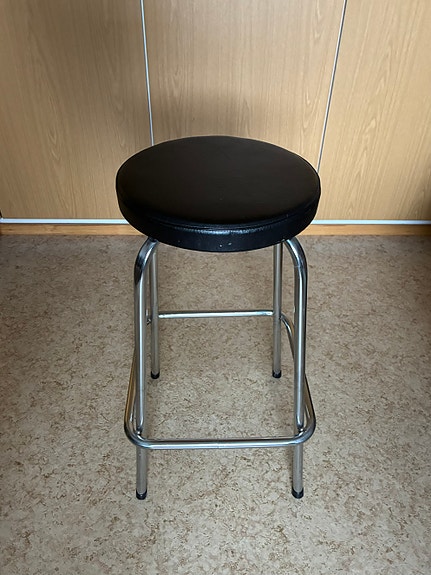 Musta baarijakkara metallirungolla