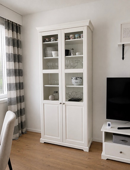 Ikea liatorp lasivitriini