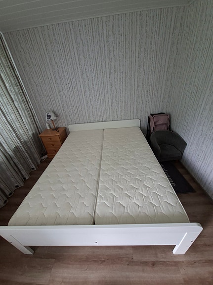 Valkoinen sänky ja patjat 80x200 2 kpl