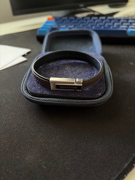 Tommy Hilfiger flat leather rannekoru