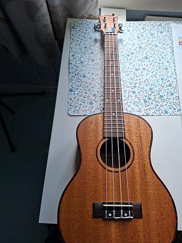 Vasenkätinen tenoriukulele ja pehmeä kantopussi.