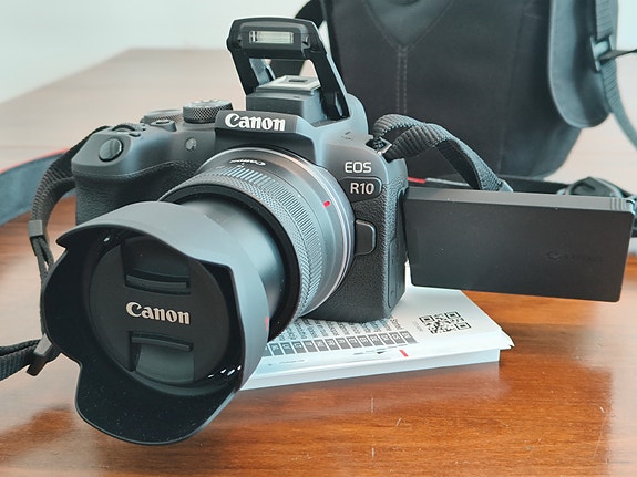 Canon EOS R10 + RF-S 18-45mm+ tarvikkeet