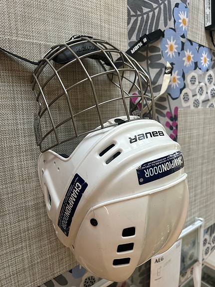 Bauer jääkiekkokypärä ristikolla valkoinen
