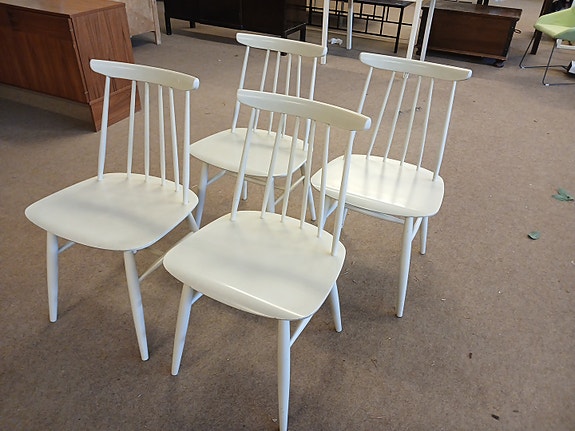 Valkoiset vintage pinnatuolit