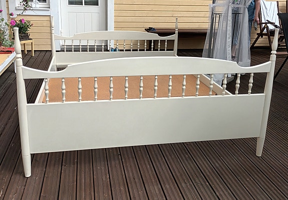 Makuuhuonepaketti: Kotimainen kustavilainen sänky 160 cm + hyväkuntoiset patjat