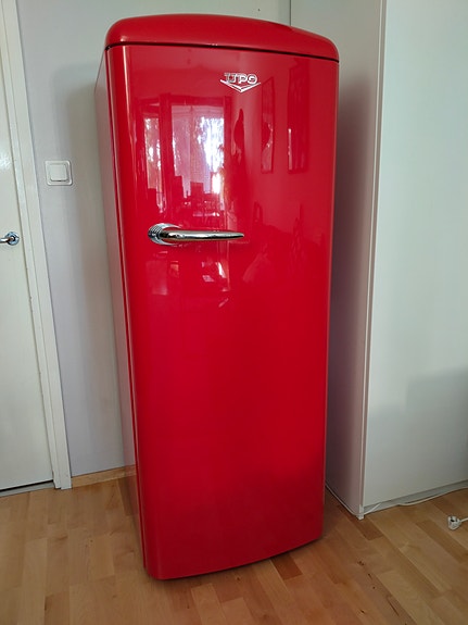 UPO punainen jääkaappi pakastelokerolla