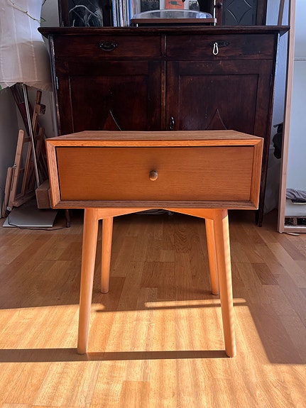 Puinen vintage/70-luvun tyylinen yöpöytä