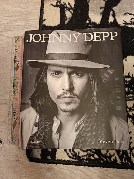 Johnny Depp -kirja kovakantinen
