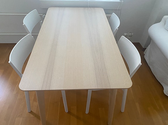 Lisabo-pöytä ja 4 kpl Janinge-tuolit