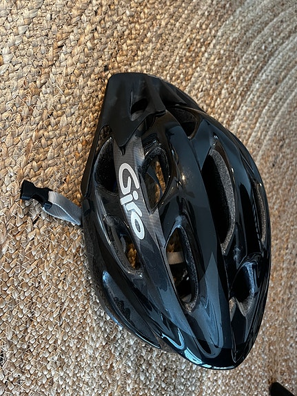 Giro pyöräilykypärä 54–61 cm musta