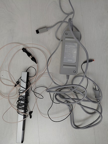 Wii virtalähde ja Sensor Bar