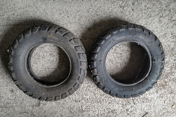 Vanhat Mitroc 120/90-10 nastarenkaat skootteriin