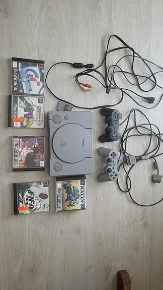 Playstation 1  + 2 ohjainta + 6 peliä + kaapelit + muistikortti