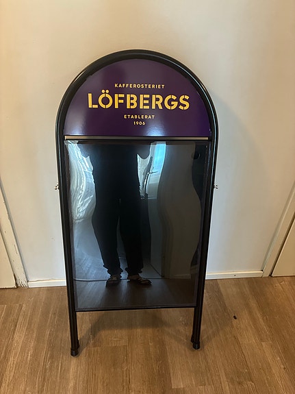 Löfbergs mainosteline A-teline ulkomainos