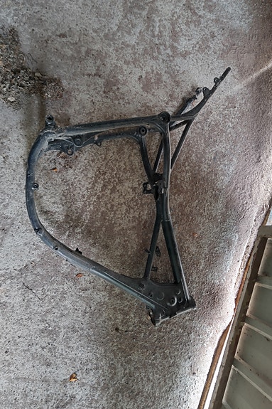 Jonkun krossipyörän runko (Suzuki RM 125?)