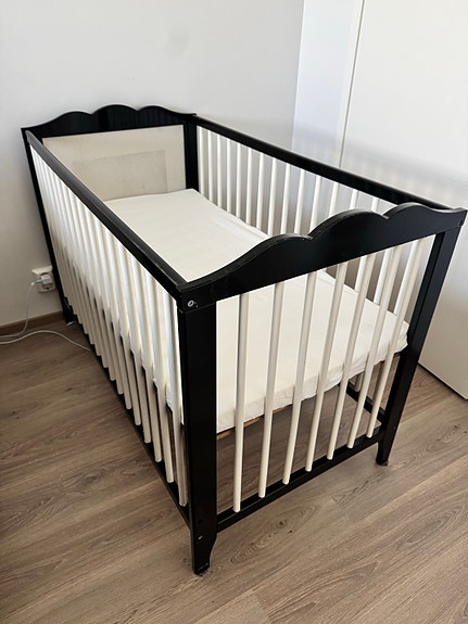 IKEA pinnasänky musta-valkoinen