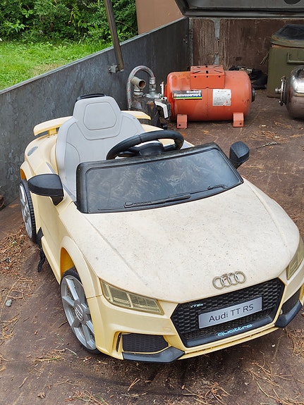lasten sähköauto Audi TT rs
