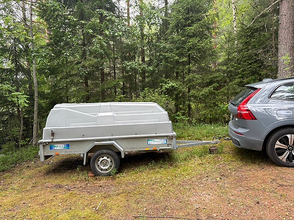 Muuli 760 -peräkärry kuomulla – toimiva ja siistikuntoinen