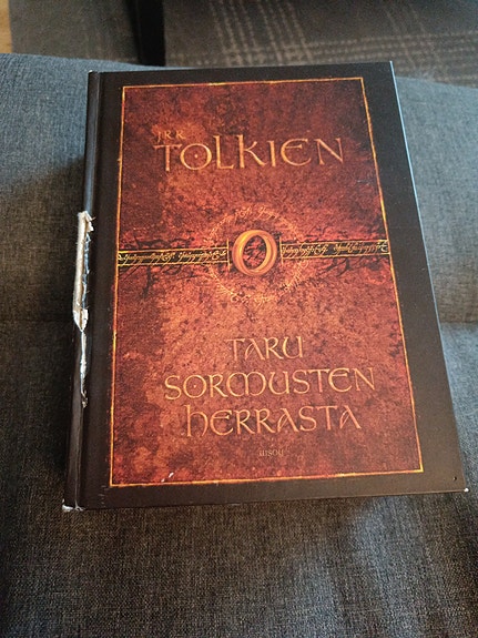 Taru sormusten herrasta kovakantinen kirja suomeksi, trilogia