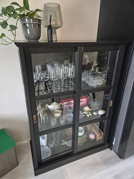 IKEA MALSJÖ vitriinikaappi musta lasiovilla