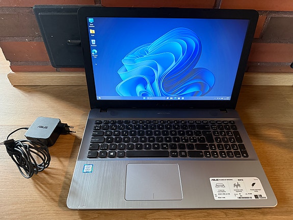 Asus X541U kannettava / i5–7200U / 8GB DDR4 / 128GB SSD / Windows 11 home