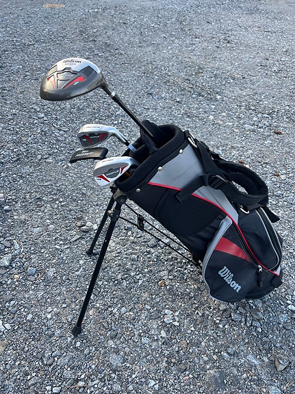 Wilson juniorien golfmailasetti ja stand-bägi