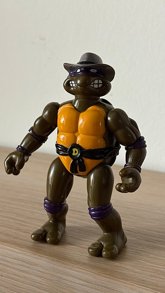 Teenage Mutant Ninja Turtles Donatello -toimintafiguuri ja kilpiajoneuvo