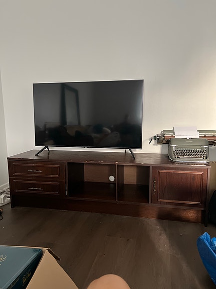Tyylikäs puinen TV-taso