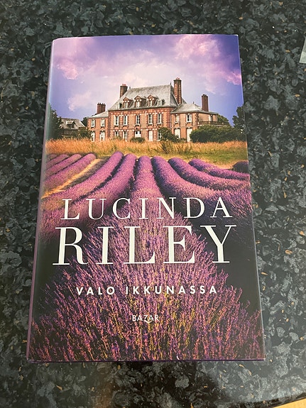Lucinda Riley: Valo ikkunassa
