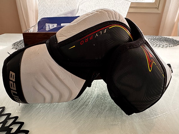 Bauer Vapor kyynärsuojat INT Medium jääkiekkoon