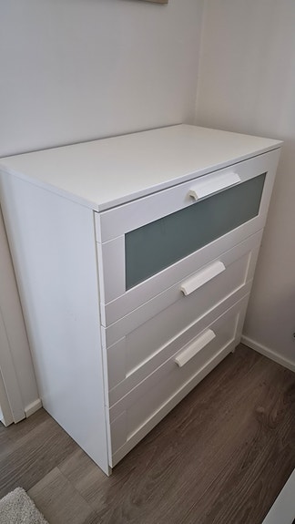 Valkoinen IKEA BRIMNES -lipasto