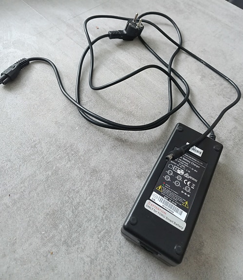 SANS Li-ion-akkulaturi 42V 2A – vain YOKU Smart Battery