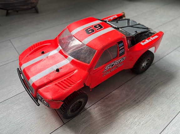 Radio-ohjattava auto 1/10