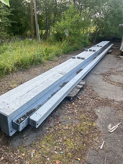 Varastohallin rakennustarvikkeet