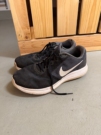 Niken mustat lenkkarit / juoksukengät, koko 43