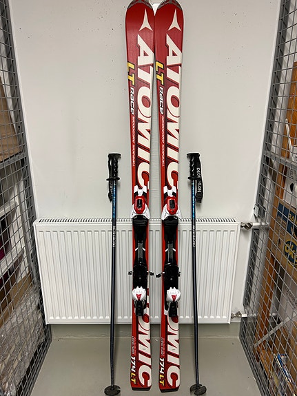 Atomicin laskettelusukset (174 cm) ja monot 43