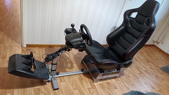 Logitech g923 ratti, polkimet ja vaihdekeppi ajotuolilla. Xbox/pc