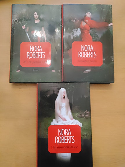 Nora Roberts -trilogia: Morriganin risti, Jumalten tanssi, Hiljaisuuden laakso