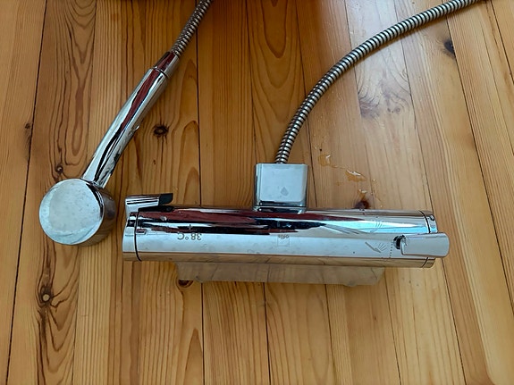 Termostaattinen suihkusekoittaja ja käsisuihku kromi