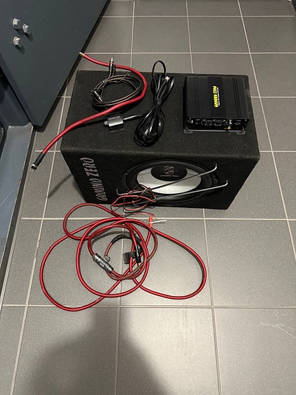 Ground Zero subwoofer kotelolla ja vahvistin autoon