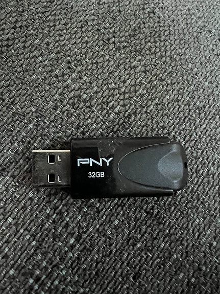 PNY 32GB USB-muistitikku musta