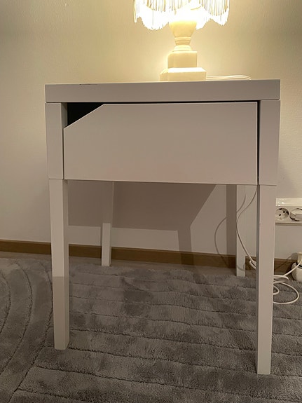 Myydään IKEA-yöpöytä / sivupöytä