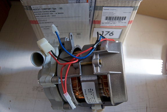 Indesit astianpesukoneen kierrätyspumppu C00031987