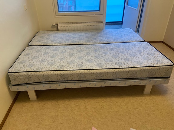 Annetaan ilmaiseksi kaksi sänkyä patjoineen