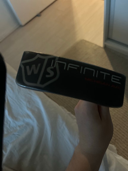 Wilson Staff Infinite putteri (34 tuumaa)