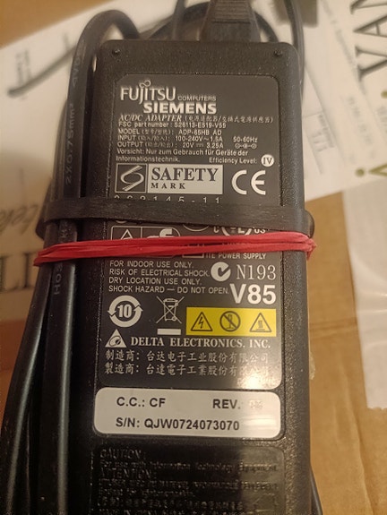 Fujitsu Siemens kannettavan alkuperäinen 65 watin virtalähde / laturi