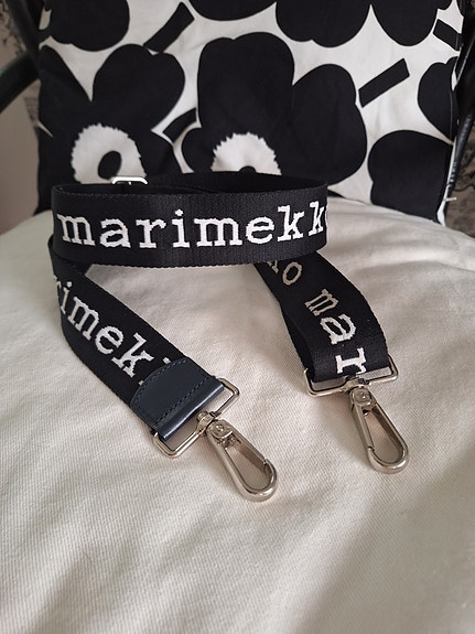 Marimekko logohihna laukkuun (musta-valkoinen) – Erittäin hyvä kunto 🖤