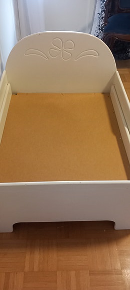 Valkoinen jatkettava lastensänky