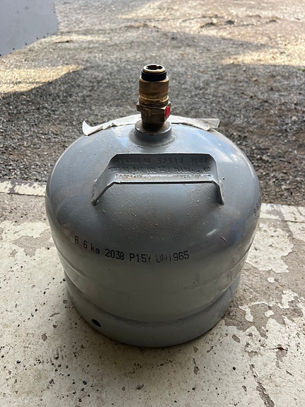 Kaksi kaasupulloja 5kg ja 8kg